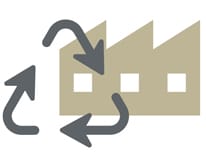Изображение на логото за рециклиране с три стрелки върху изображение на сгради