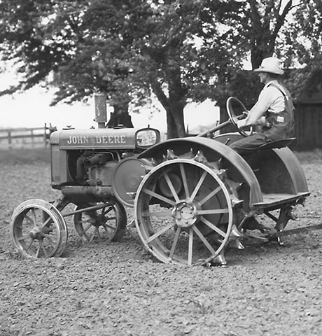 Исторически трактор с общо предназначение „GP“, теглещ ротационен плуг John Deere № 7 в полето