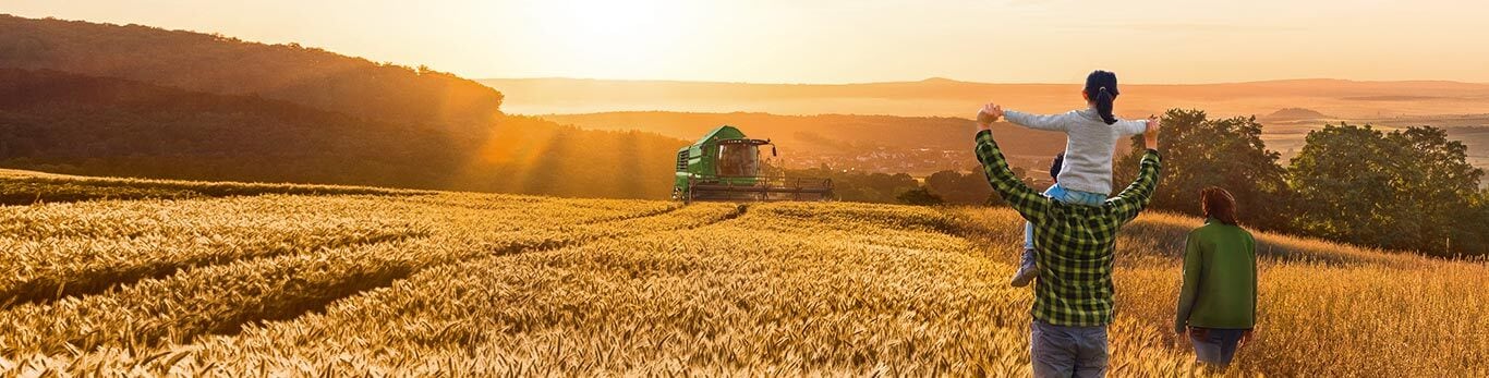 Семейството на John Deere Financial в житно поле.