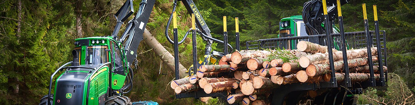 Машините за горското стопанство John Deere работят в гората