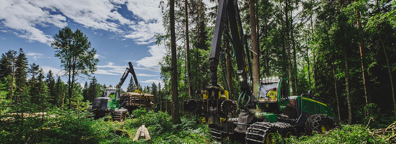 Машините за горското стопанство John Deere работят в гората