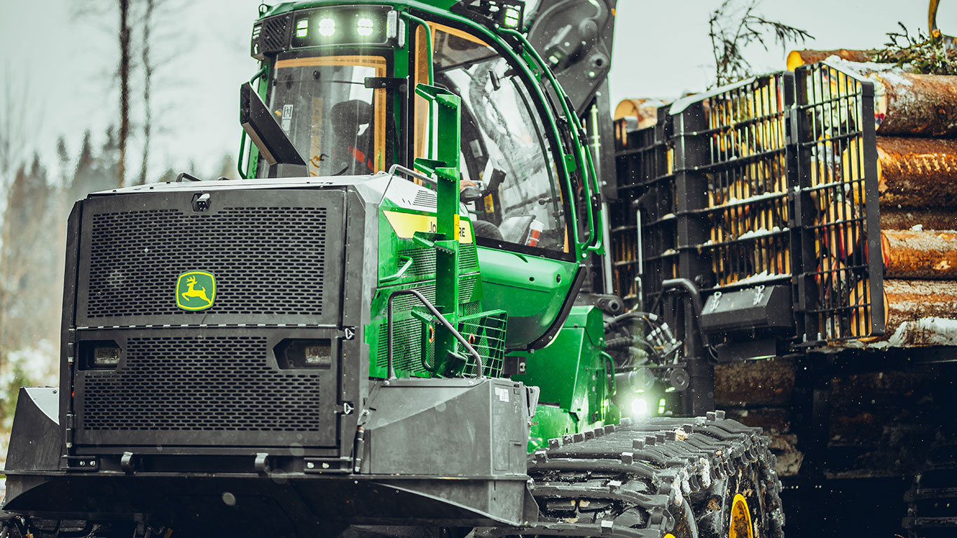 Горски транспортьор John Deere в гората