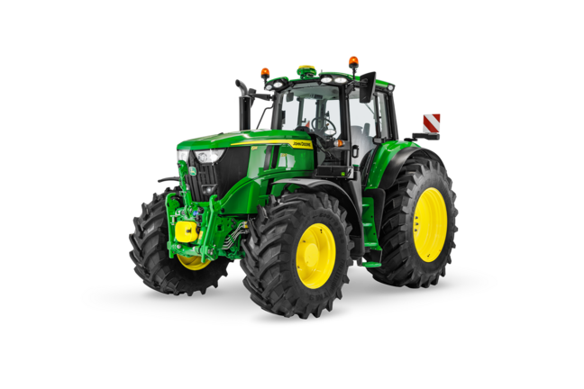 Снимка в студиото на трактор John Deere 6M 220, показваща големи задни гуми и модерен дизайн на кабината