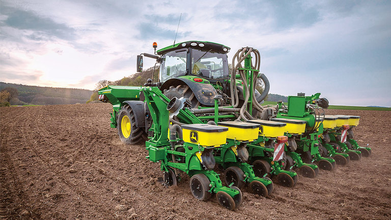 Трактор John Deere 6R, теглещ редосеялка 1725NT 8