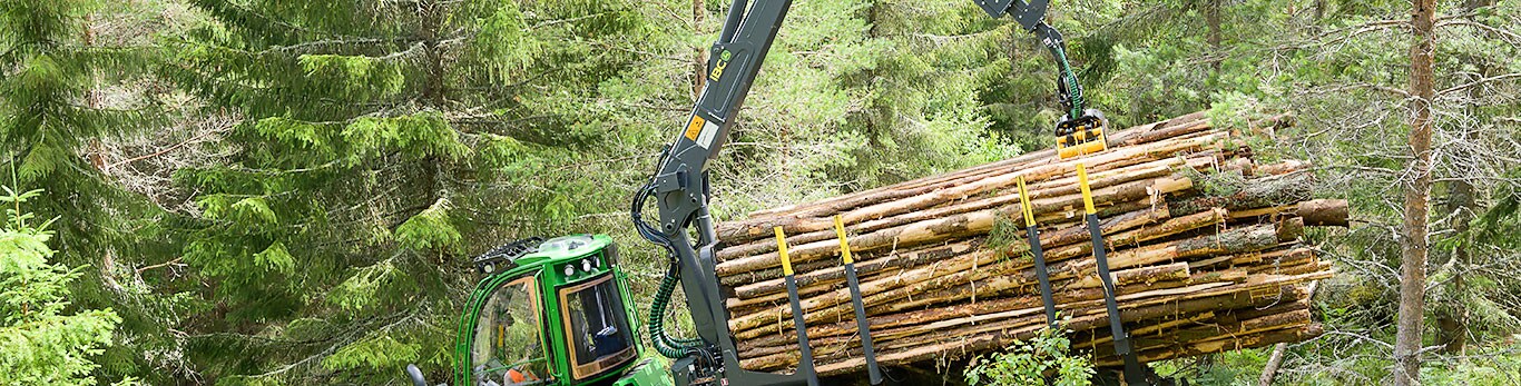 John Deere 1010G транспортира дървесина в гората