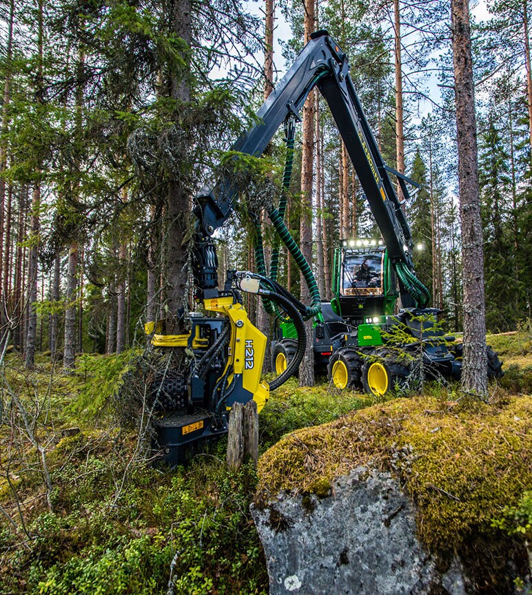 John Deere 1070G и H212 в гората