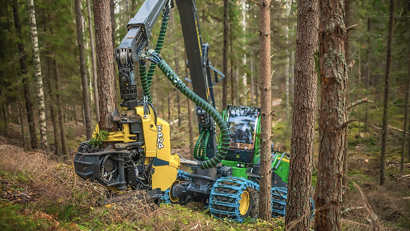 Режеща глава John Deere H413 по време на работа