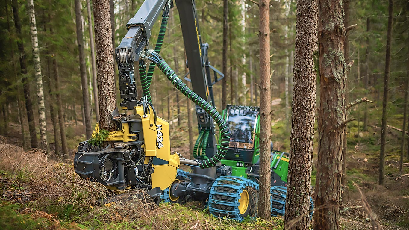 Глава за харвестър John Deere H424 по време на работа