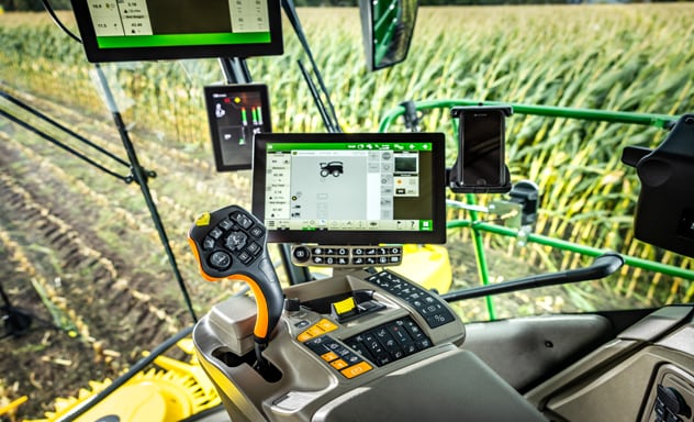 Самоходен фуражокомбайн F9 700 товари ремарке Joskin, теглено от трактор John Deere 6R