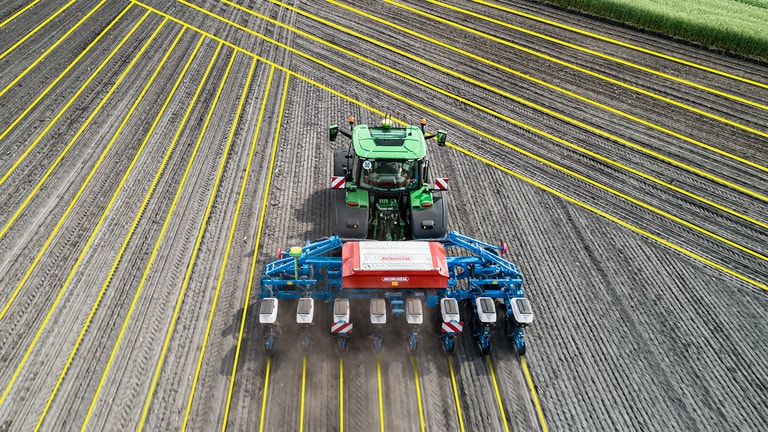 Изглед отгоре на трактори John Deere AutoPath