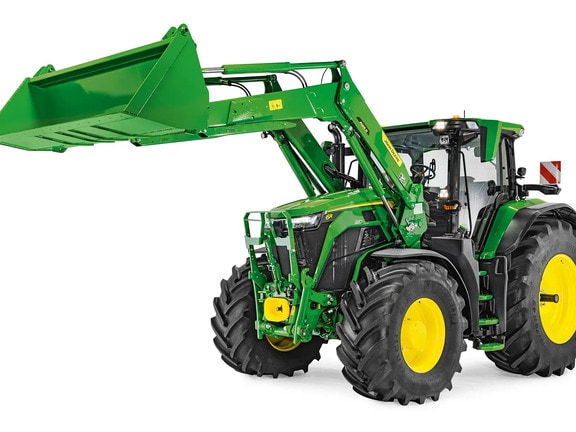 Трактор John Deere със спуснат челен товарач и прикрепена кофа, изолирана на бял фон.