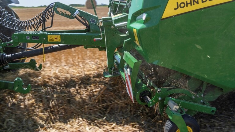 Подбирач с голям капацитет на John Deere VR, който засмуква огромен сноп слама