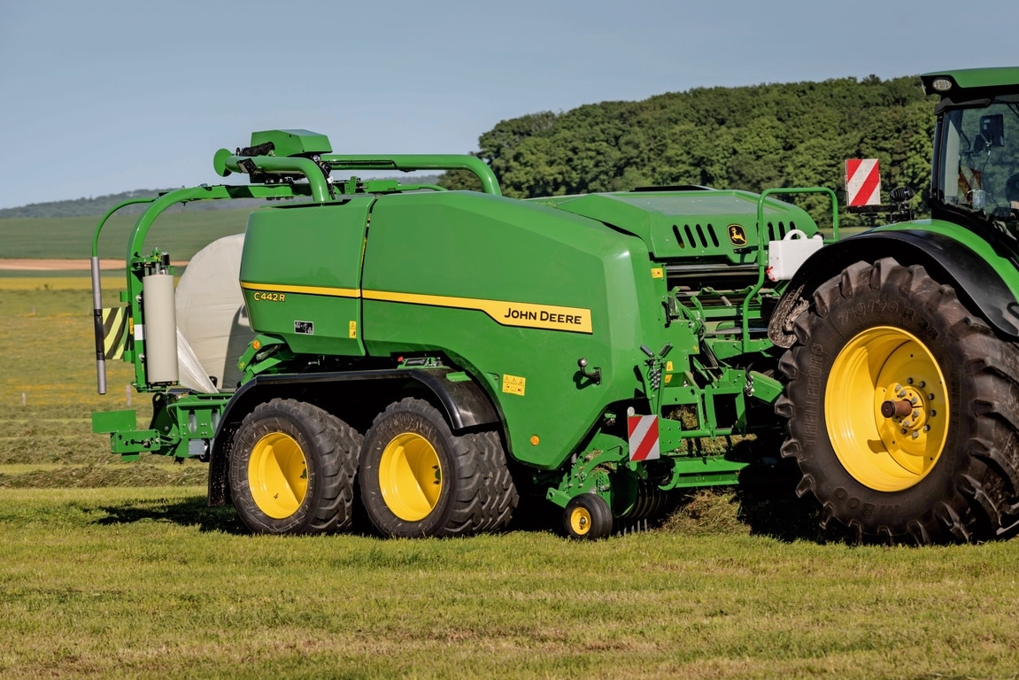 Опаковащ балировач John Deere C442R за балиране на силаж с висока плътност