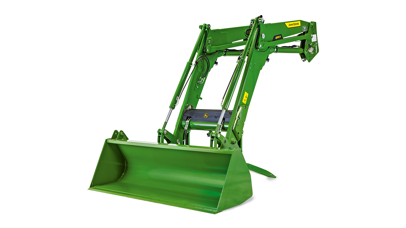 Зелен трактор John Deere с вдигнат челен товарач, показан на бял фон за подробен изглед на земеделското оборудване.