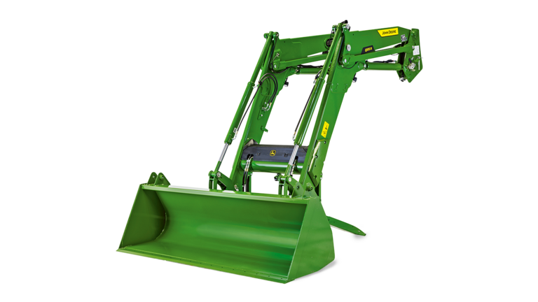 Зелен трактор John Deere с вдигнат челен товарач, показан на бял фон за подробен изглед на земеделското оборудване.